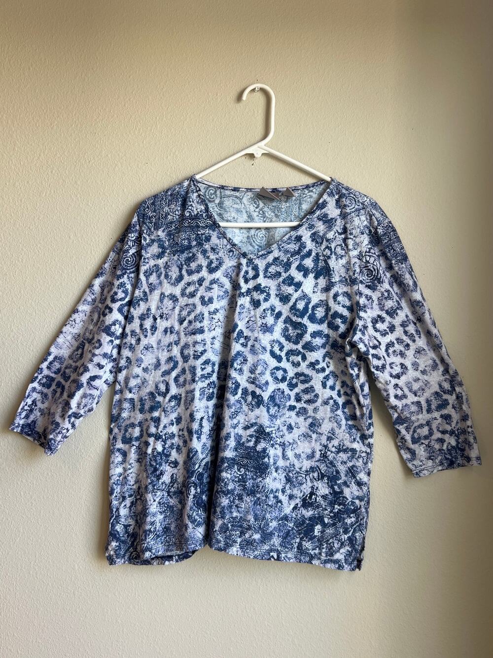 Chico's Blue White Animal Paisley Mix Knit V-Neck 3/4 Sleeve Top Size 3 / XL